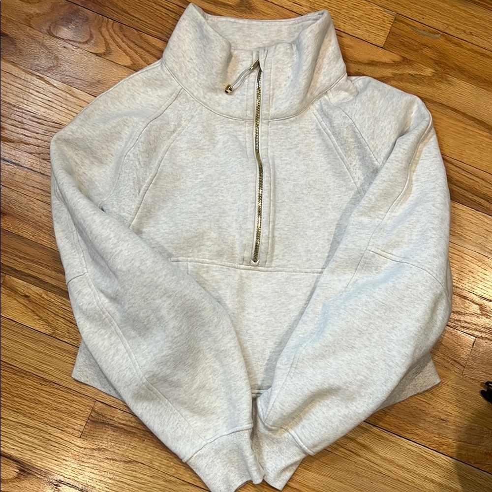 Lululemon Scuba Oversized Funnel Neck Half Zip, L/XL
Gold zipper